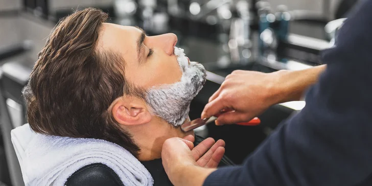 Dokonalá péče v barber shopu: klasický pánský střih i holení hot towel