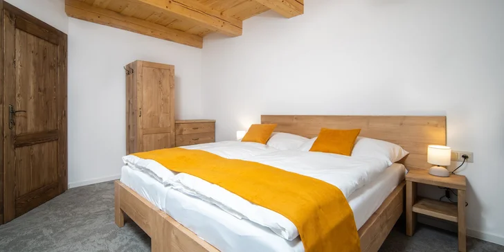 Zabydlíte se dvojlůžkovém pokoji hotelu nebo v jedné z komfortních chatek, kterou budete mít celou pro sebe.