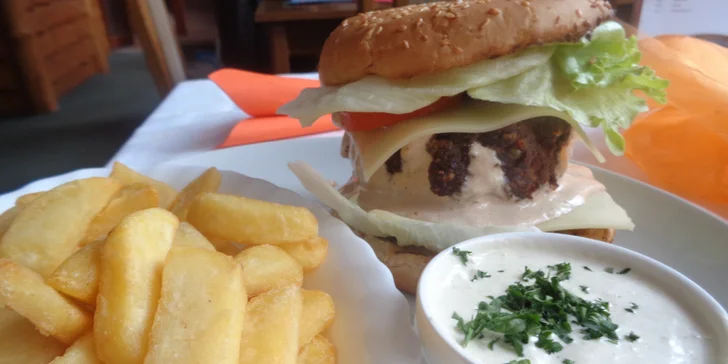 Zvěřinový burger, hranolky a domácí tatarka pro jednoho nebo dva