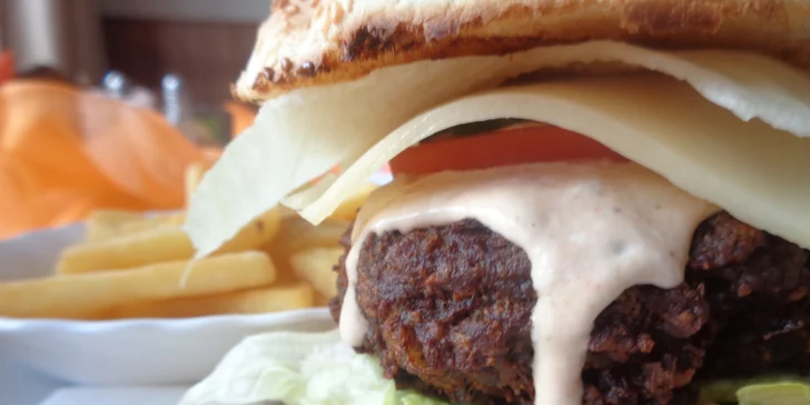 Zvěřinový burger, hranolky a domácí tatarka pro jednoho nebo dva