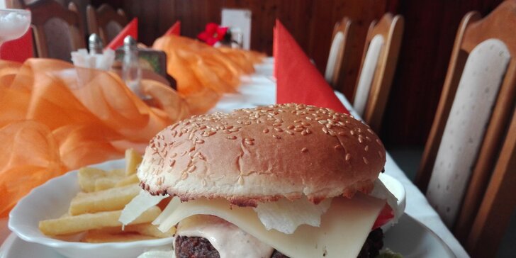 Zvěřinový burger, hranolky a domácí tatarka pro jednoho nebo dva