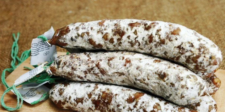 Francouzská klobáska s vepřovým, jelením i kančím masem, ořechy či kořením