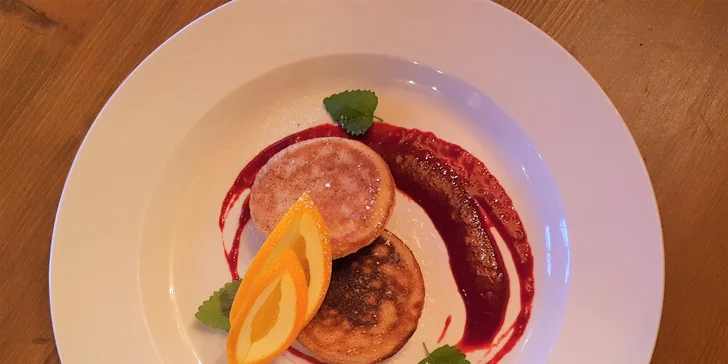 Tříchodové zvěřinové menu: zvěřinová paštika, jelení hřbet a lívance