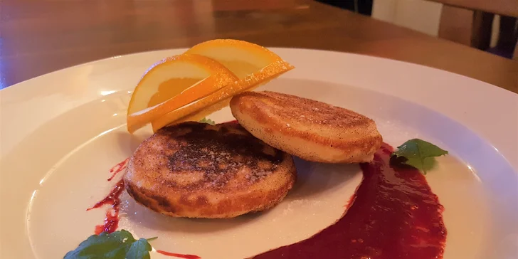 Tříchodové zvěřinové menu: zvěřinová paštika, jelení hřbet a lívance
