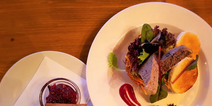 Tříchodové zvěřinové menu: zvěřinová paštika, jelení hřbet a lívance