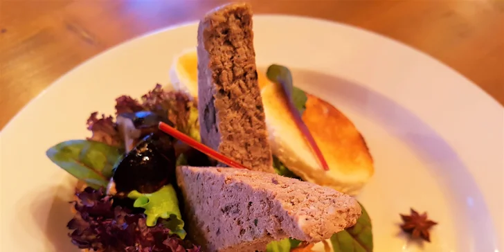 Tříchodové zvěřinové menu: zvěřinová paštika, jelení hřbet a lívance