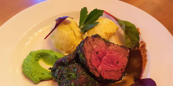 Tříchodové zvěřinové menu: zvěřinová paštika, jelení hřbet a lívance