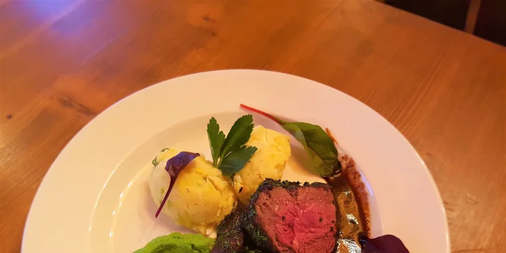 Tříchodové zvěřinové menu: zvěřinová paštika, jelení hřbet a lívance