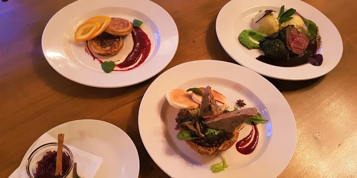 Tříchodové zvěřinové menu: zvěřinová paštika, jelení hřbet a lívance