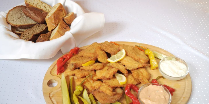 Hostina pro partu: 500 g nebo kilo kuřecích a vepřových řízků s přílohami