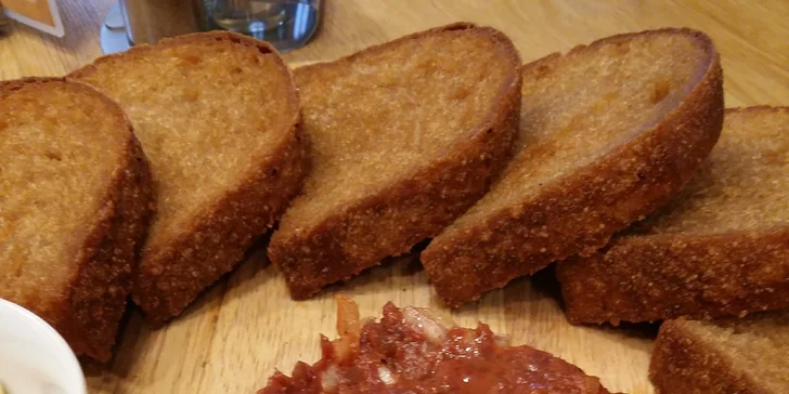 Malý nebo půlkilový hovězí tatarák v moderní restauraci v centru Klatov