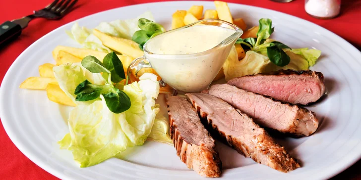 Romantické menu k Valentýnu nebo MDŽ: plněná hruška, vývar, grilovaná panenka a perník