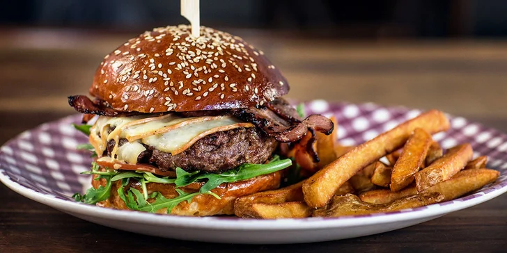Burgerové menu s hovězím z české stračeny a ledový čaj pro 1 nebo 2 osoby