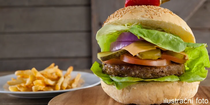 Zvěřinový burger, hranolky a domácí tatarka pro jednoho nebo dva