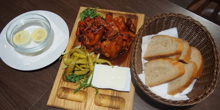 Pikantní kuřecí křídla s česnekovým dipem a pečivem v restauraci z roku 1962
