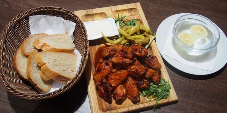 Pikantní kuřecí křídla s česnekovým dipem a pečivem v restauraci z roku 1962