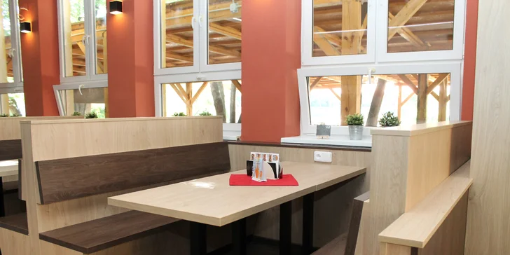 Pikantní kuřecí křídla s česnekovým dipem a pečivem v restauraci z roku 1962