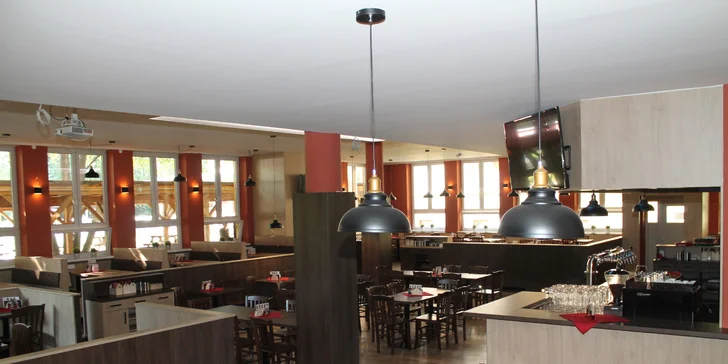 Pikantní kuřecí křídla s česnekovým dipem a pečivem v restauraci z roku 1962