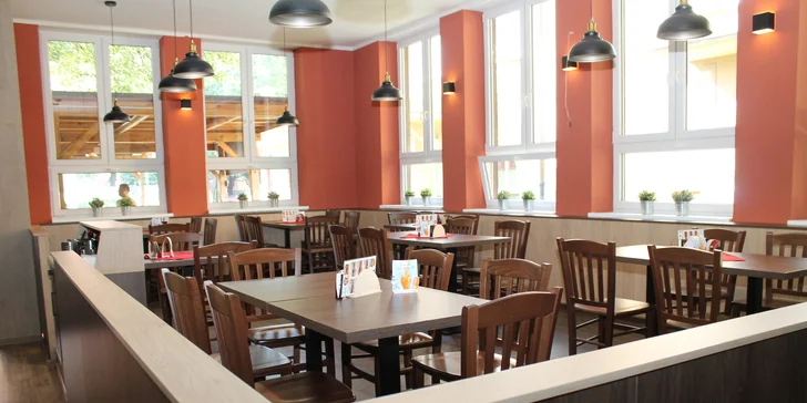 Pikantní kuřecí křídla s česnekovým dipem a pečivem v restauraci z roku 1962