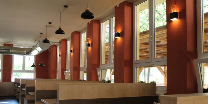 Pikantní kuřecí křídla s česnekovým dipem a pečivem v restauraci z roku 1962