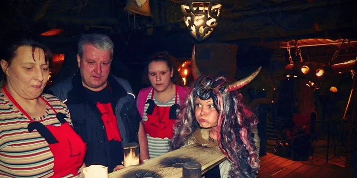 Pekelný víceboj v Pekle Čertovina: soutěže, středověká kapela i pečená žebra