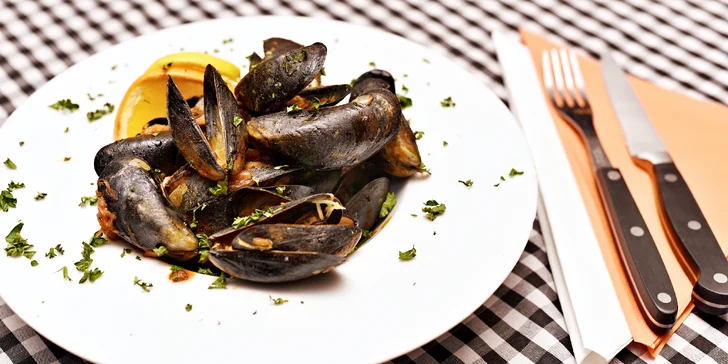 600 gramů slávek na chorvatský způsob s pita chlebem, možno i s vínem