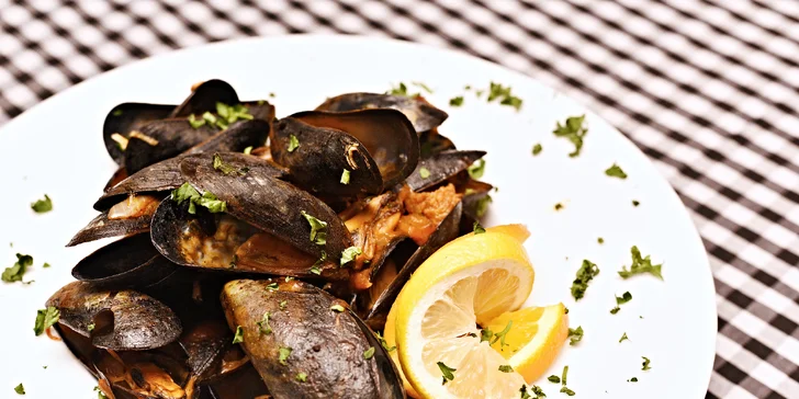 600 gramů slávek na chorvatský způsob s pita chlebem, možno i s vínem
