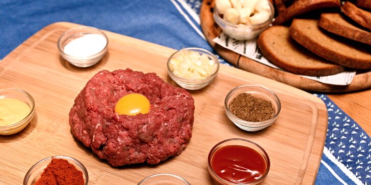 500g tatarský biftek v hotelové restauraci: 2× mleté masíčko a až 20 topinek