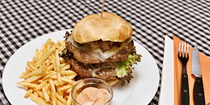 Balkánský burger s opečenou slaninou, domácí houska a hranolky