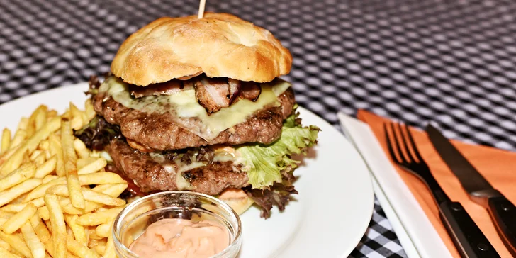 Balkánský burger s opečenou slaninou, domácí houska a hranolky