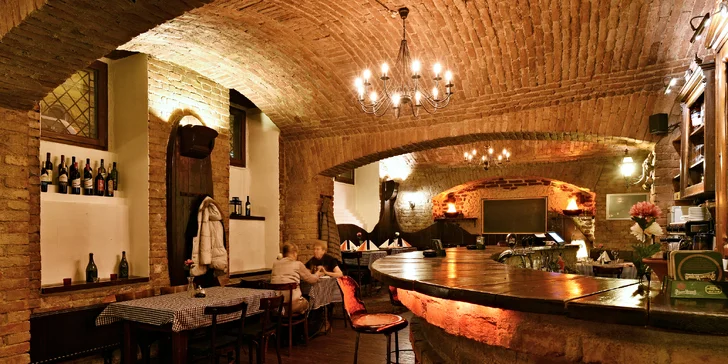 Balkánský burger s opečenou slaninou, domácí houska a hranolky