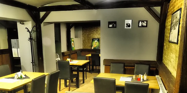 Křupavá dobrota na chuť i hlad: Crispy chicken burger v domácí bulce s hranolky