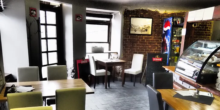 Křupavá dobrota na chuť i hlad: Crispy chicken burger v domácí bulce s hranolky