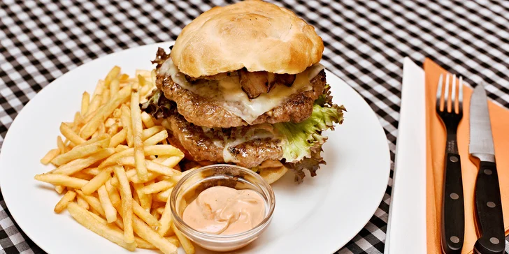 Balkánský burger s opečenou slaninou, domácí houska a hranolky