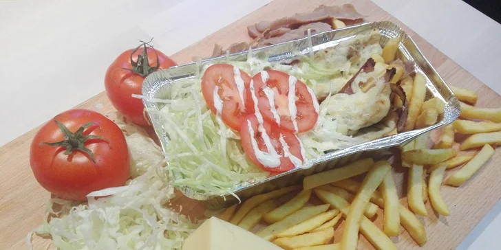 Holandská zapékaná specialita Kapsalon s hovězím masem z kebabu
