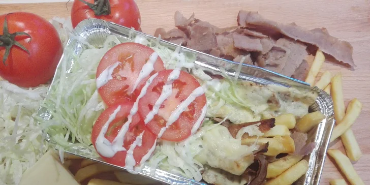 Holandská zapékaná specialita Kapsalon s hovězím masem z kebabu