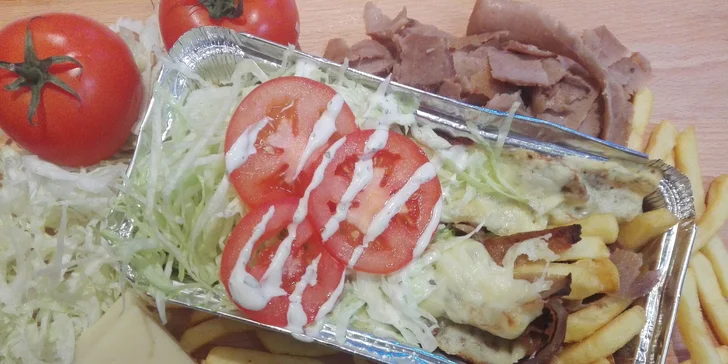 Holandská zapékaná specialita Kapsalon s hovězím masem z kebabu