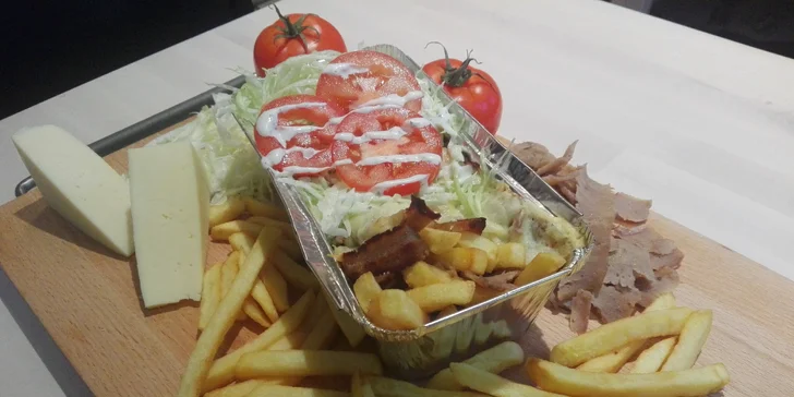 Holandská zapékaná specialita Kapsalon s hovězím masem z kebabu