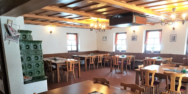 Tříchodové zvěřinové menu: zvěřinová paštika, jelení hřbet a lívance