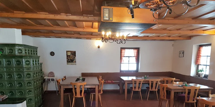 Tříchodové zvěřinové menu: zvěřinová paštika, jelení hřbet a lívance