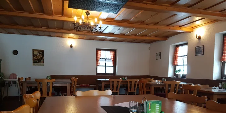 Tříchodové zvěřinové menu: zvěřinová paštika, jelení hřbet a lívance