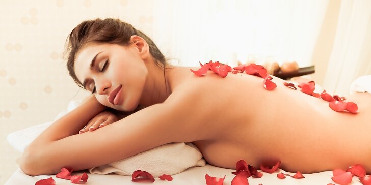 Valentýnská růžová masáž s čokoládovým zábalem a malým dárkem