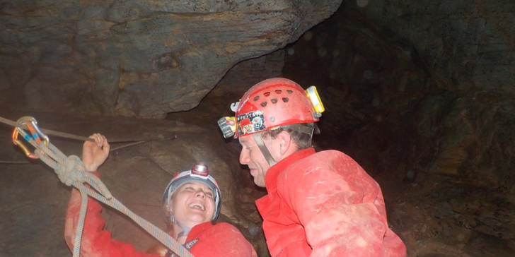 Dobrodružné rande v jeskyni Moravského krasu: privátní sestup do 40 metrů