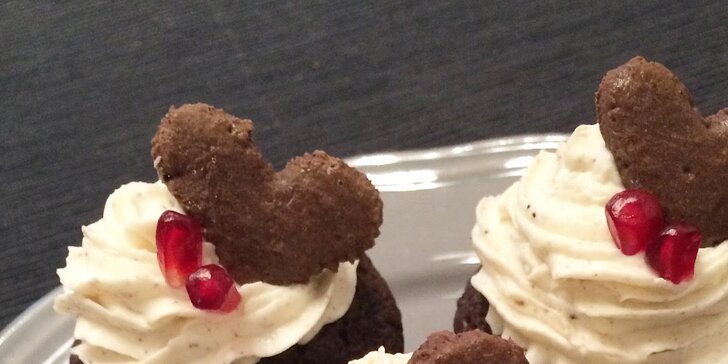 10 cupcaků: vanilkový, čokoládový a perníkový korpus a pět různých krémů