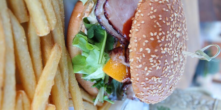 Naducaná nálož: burger s hranolky a domácí tatarkou pro jednoho i pro dva