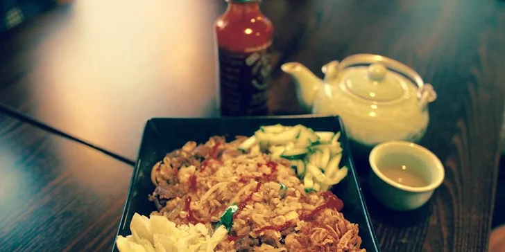 Vietnamská hostina pro 2 nebo 4 osoby: závitky, hlavní chod, dezert i nápoje