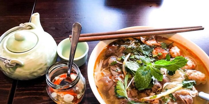 Vietnamská hostina pro 2 nebo 4 osoby: závitky, hlavní chod, dezert i nápoje