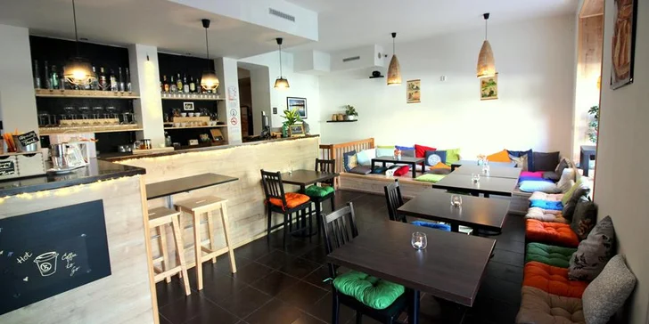 Vietnamská hostina pro 2 nebo 4 osoby: závitky, hlavní chod, dezert i nápoje