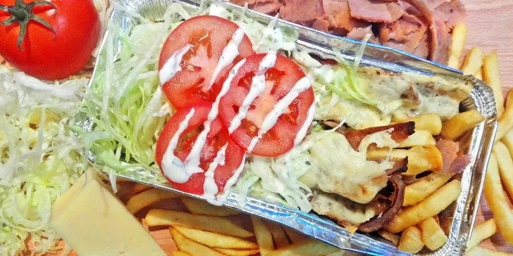 Holandská zapékaná specialita Kapsalon s hovězím masem z kebabu