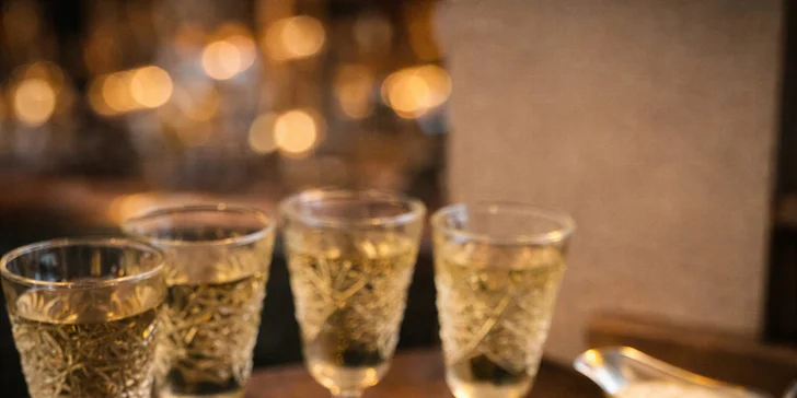 Dáte si tu masový špíz (600–700 g), k němu opečené brambory a 4 sklenky vína nebo půllitry piva Staropramen.

Kuchaři Ostrawice se specializují na českou klasiku v moderním podání, sází na kvalitu surovin a tradiční recepty, které znáte ještě od svých babiček. Interiér hospůdky zase slibuje pohodovou atmosféru, kterou oceníte jak po pracovním dni, tak během víkendového odpočinku. 